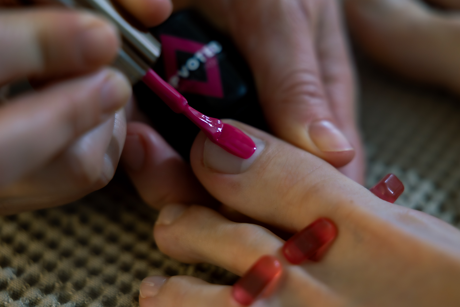 Institut de beauté à Colombier-le-Cardinal pose vernis semi-permanent pieds
