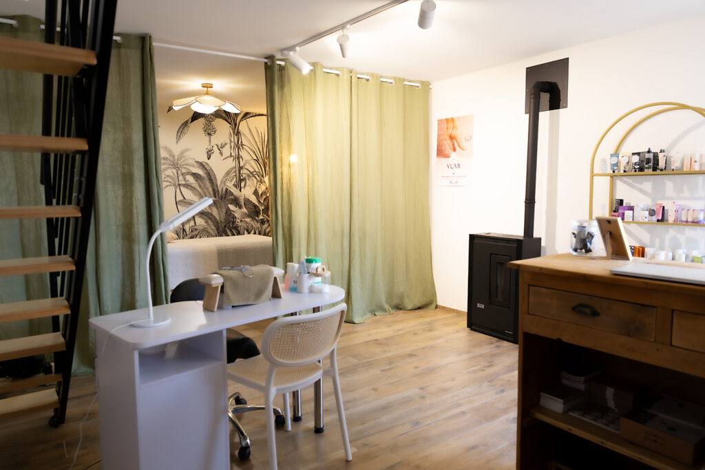 Institut de beauté à Colombier-le-Cardinal espace manucure